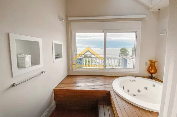 Casa a Venda Frente Mar em Cacupé, Florianópolis