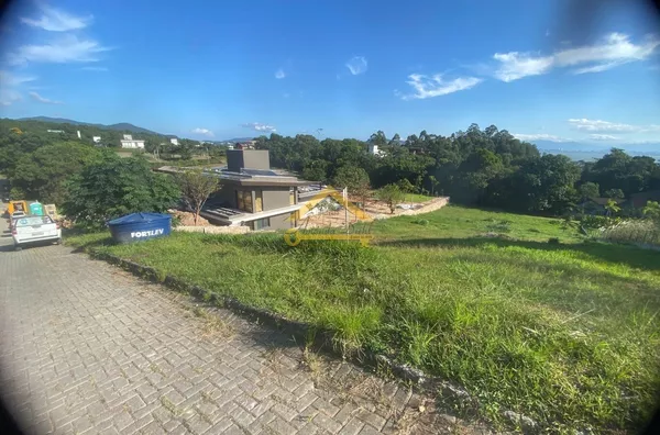 Terreno em condomínio no Cacupé 