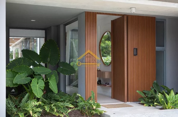 CASA EM CONDOMÍNIO FECHADO A 300 METROS DO MAR - TOTALMENTE MOBILIADA