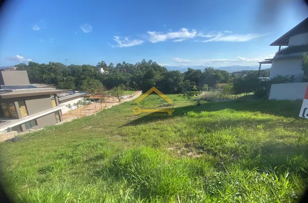 Terreno em condomínio no Cacupé 