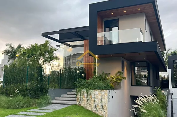 Casa a Venda em Jurere Internacional, Florianópolis