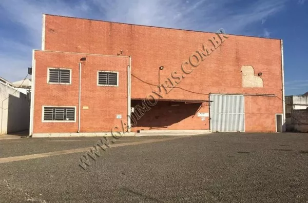 Salão industrial 700m² com pátio externo