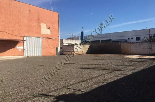 Salão industrial 700m² com pátio externo