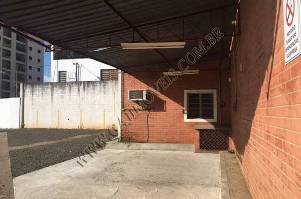 Salão industrial 700m² com pátio externo