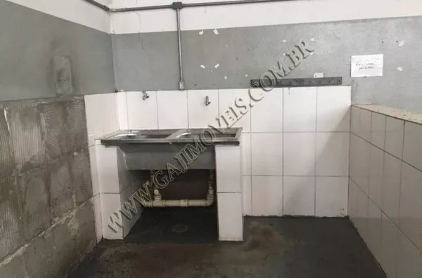 Salão industrial 700m² com pátio externo