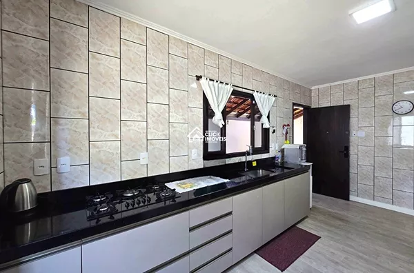 Casa térrea com 3 dormitórios sendo 1 suíte no Bairro Velha - Blumenau