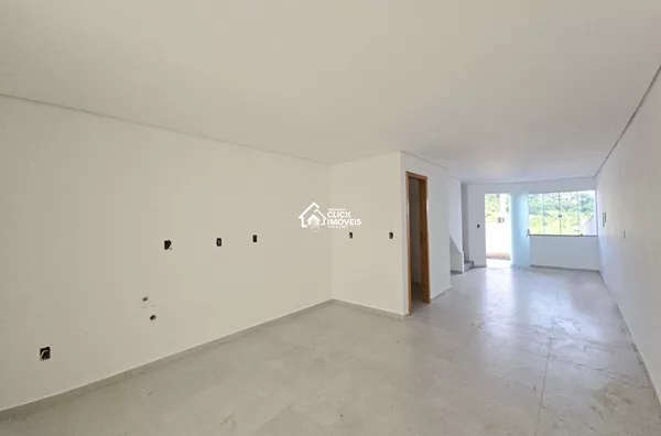 Excelente Sobrado com 3 dormitórios sendo 1 suíte no Bairro Água Verde. 