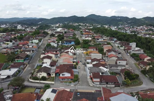 Casa 2 pavimentos no Bairro Fortaleza.