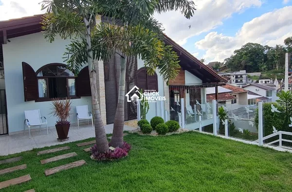 Casa de alto padrão a 3 minutos da Vila Germânica