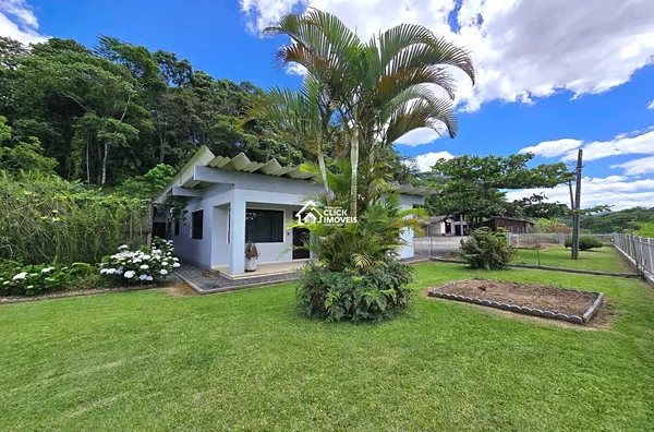 Casa semi-mobiliada com 3 dormitórios e Galpão no Bairro Badenfurt - Blumenau.