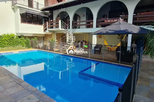 Casa de alto padrão a 3 minutos da Vila Germânica
