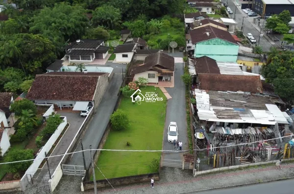 Terreno em corredor de serviço. ZI1