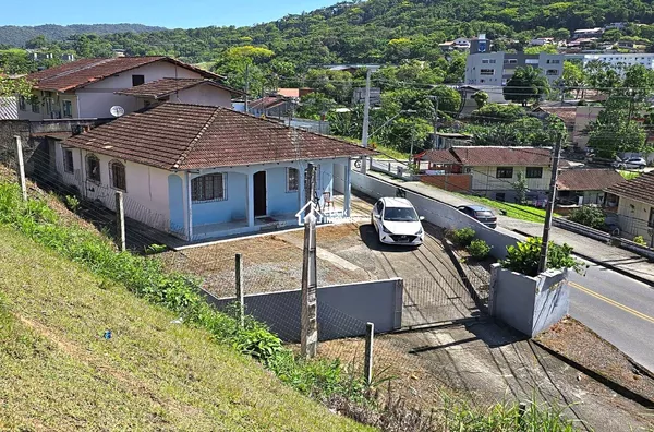 Casa Residencial ou Comercial com 3 Dormitórios no Bairro Água Verde – Blumenau