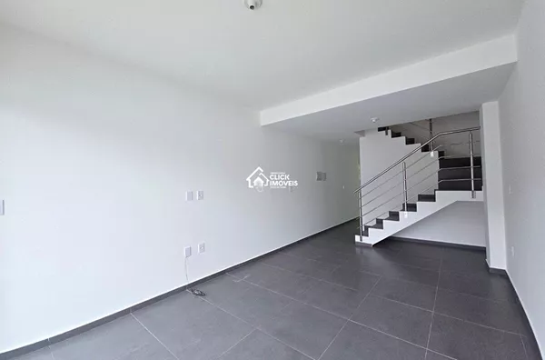 Excelente sobrado com 2 dormitórios sendo 2 suítes no Bairro Escola Agrícola.