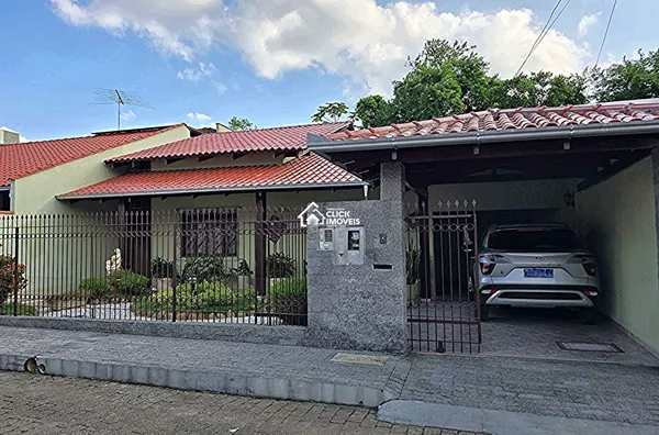 Excelente casa térrea com 3 dormitórios, com Edícula no Bairro Velha Central