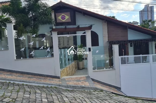 Casa de alto padrão a 3 minutos da Vila Germânica