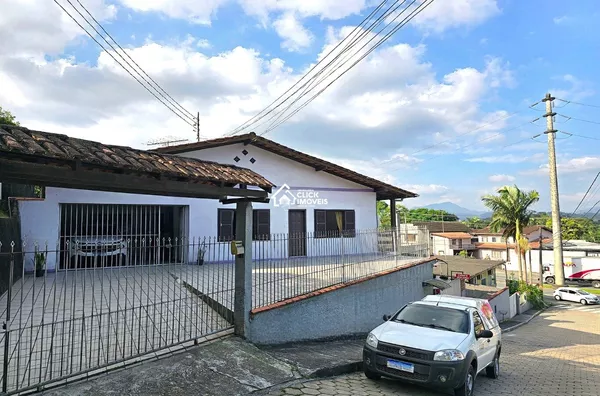 Casa Residencial ou Comercial com 4 dormitórios sendo 2 suítes no Bairro Do Salto - Blumenau 