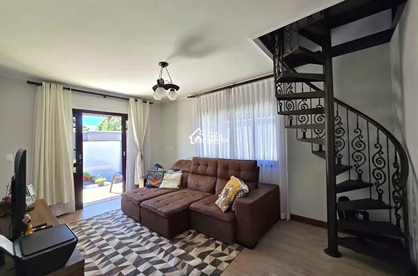 Casa térrea com 3 dormitórios sendo 1 suíte no Bairro Velha - Blumenau