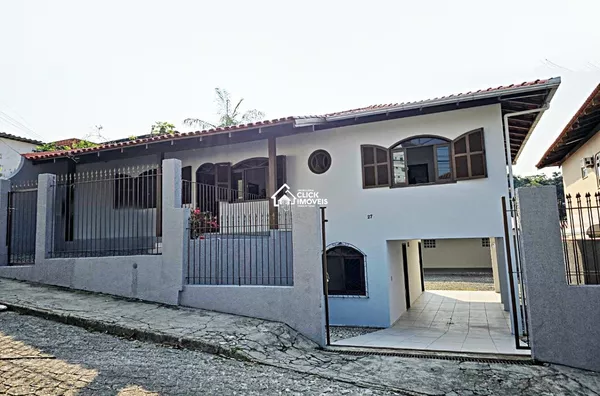 Casa Residencial ou Comercial com 4 dormitórios sendo 1 suíte no Bairro Água Verde. 