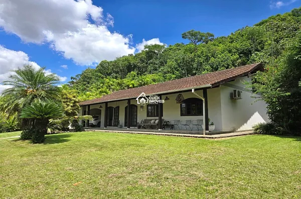 Casa semi-mobiliada com 3 dormitórios sendo 1 suíte no Bairro Badenfurt - Blumenau.
