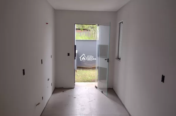 Sobrado com duas suítes no Bairro da Velha