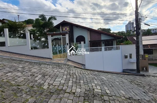 Casa de alto padrão a 3 minutos da Vila Germânica