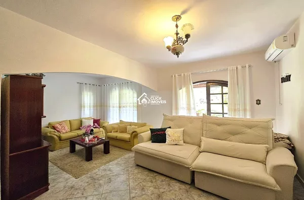 Casa semi-mobiliada com 3 dormitórios sendo 1 suíte no Bairro Badenfurt - Blumenau.