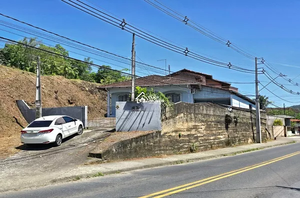 Casa Residencial ou Comercial com 3 Dormitórios no Bairro Água Verde – Blumenau