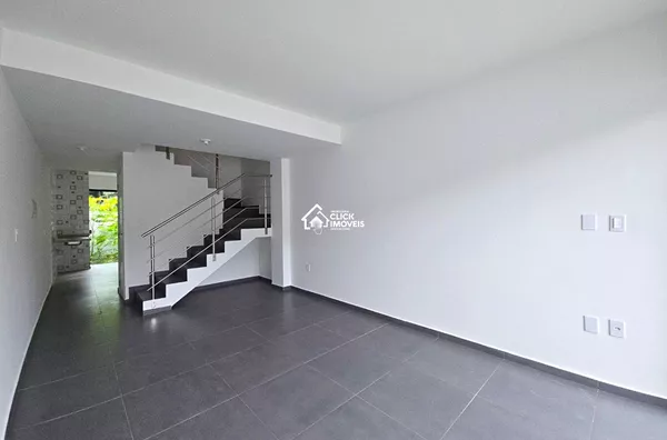 Excelente sobrado com 2 dormitórios sendo 2 suítes no Bairro Escola Agrícola.