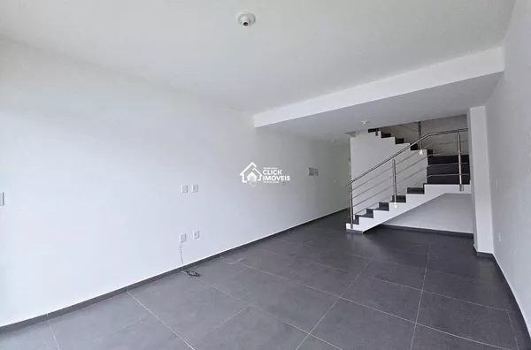 Excelente sobrado com 2 dormitórios sendo 2 suítes no Bairro Escola Agrícola.