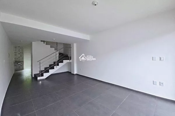 Excelente sobrado com 2 dormitórios sendo 2 suítes no Bairro Escola Agrícola.