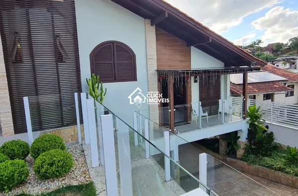 Casa de alto padrão a 3 minutos da Vila Germânica