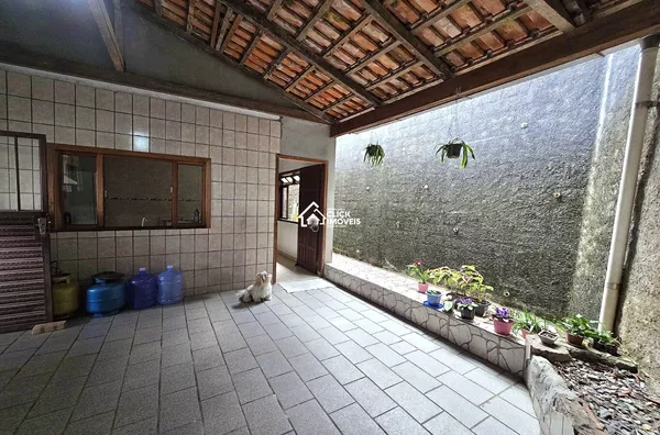 Casa Residencial ou Comercial com 4 dormitórios sendo 2 suítes no Bairro Do Salto - Blumenau 