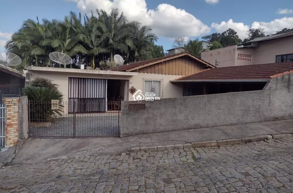 Casa com quatro quartos na Água Verde