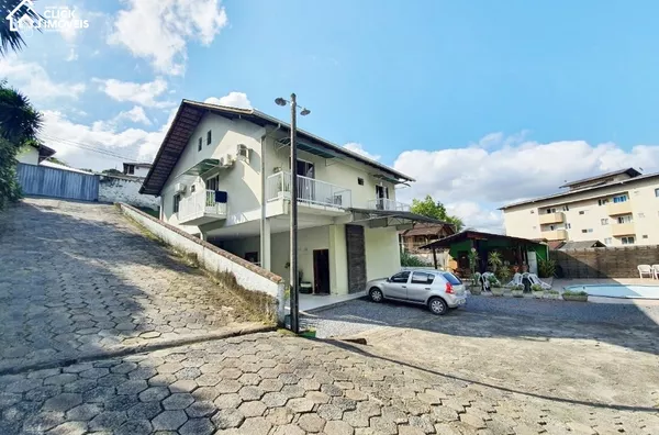 Excelente Casa com 6 dormitórios sendo 2 suítes, no Bairro Itoupava Norte