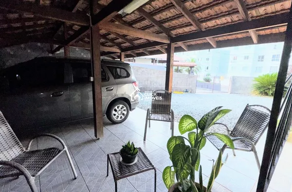 Casa com quatro quartos na Água Verde