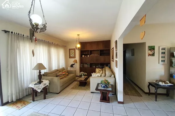 Excelente Casa com 3 dormitórios sendo 1 suítes, no Bairro Escola Agrícola