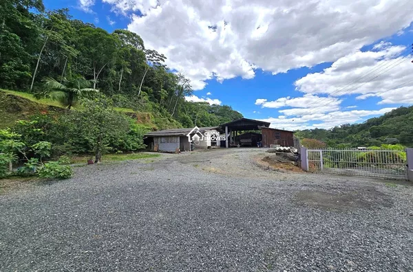 Casa semi-mobiliada com 3 dormitórios e Galpão no Bairro Badenfurt - Blumenau.
