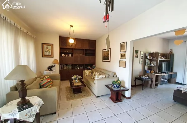 Excelente Casa com 3 dormitórios sendo 1 suítes, no Bairro Escola Agrícola