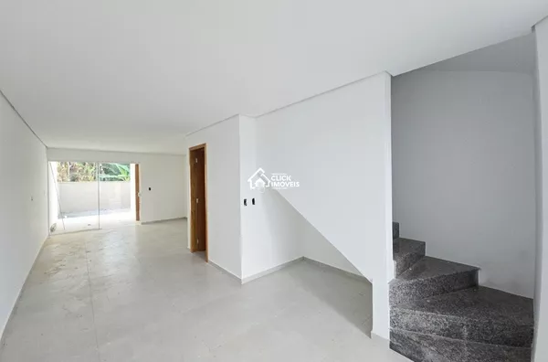 Excelente Sobrado com 3 dormitórios sendo 1 suíte no Bairro Água Verde. 