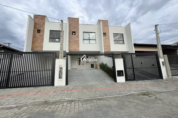  Sobrado com 3 dormitórios sendo 1 suíte no Bairro Escola Agrícola. 