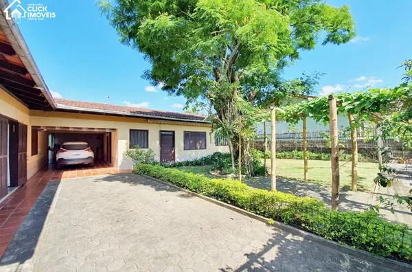 Excelente Casa com 3 dormitórios sendo 1 suítes, no Bairro Escola Agrícola