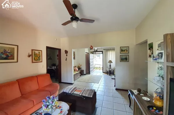 Excelente Casa com 3 dormitórios sendo 1 suítes, no Bairro Escola Agrícola