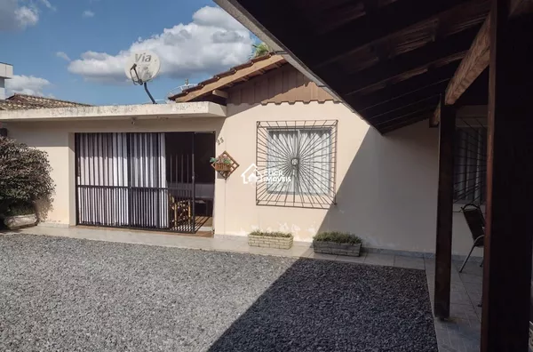 Casa com quatro quartos na Água Verde