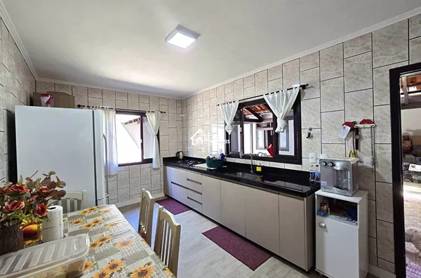 Casa térrea com 3 dormitórios sendo 1 suíte no Bairro Velha - Blumenau