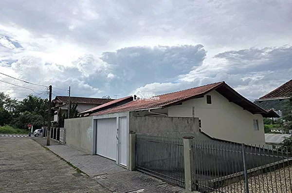 Casa Residencial com edícula no Bairro Água Verde na cidade de Blumenau
