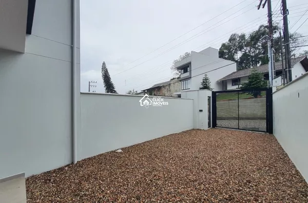 Sobrado com 3 dormitórios sendo 1 suíte na transversal da Rua João Pessoa no Bairro da Velha