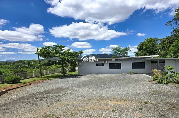 Casa semi-mobiliada com 3 dormitórios e Galpão no Bairro Badenfurt - Blumenau.