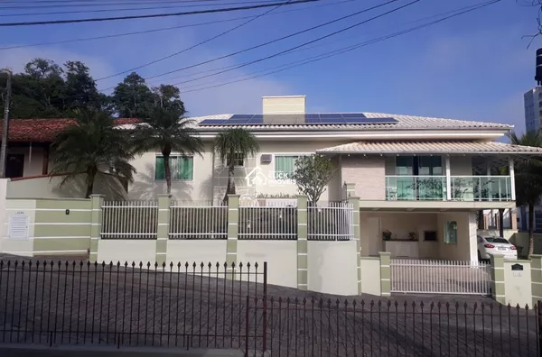 Casa Alto Padrão, 4 quartos com Piscina Água Verde