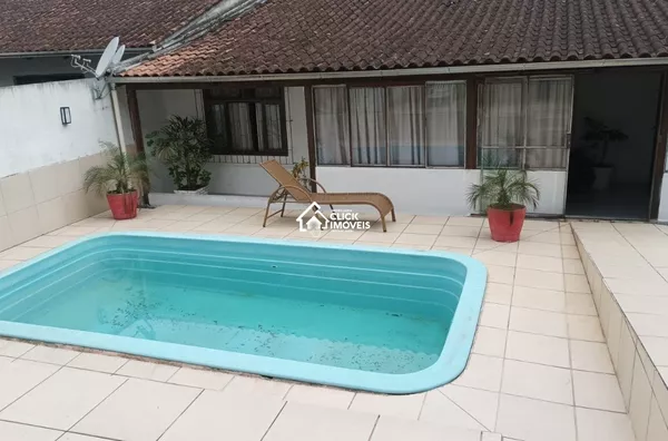 Casa a venda com piscina, bairro Água Verde